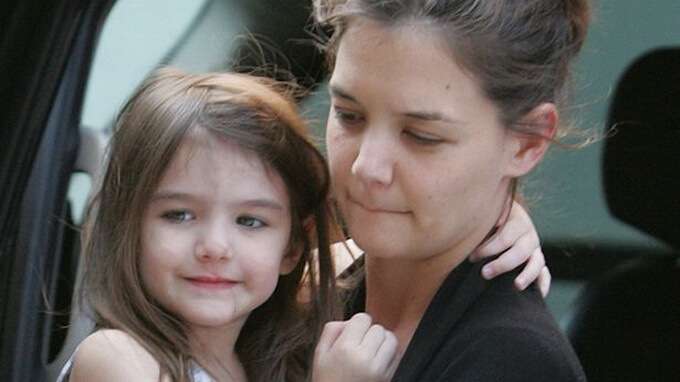 Katie Holmes bi chi trich la ba me toi te