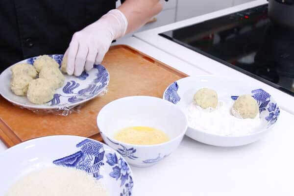Khoai tây bọc thịt bò chiên xù giòn thơm cho bé ngon cơm ngày mưa 58 cong-thuc-khoai-tay-vien-chien-xu-gion-thom-cu-an-la-thich