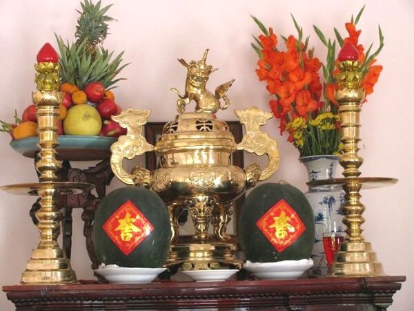 Không nên đặt gì trên bàn thờ ngày Tết? 33 khong-nen-dat-gi-tren-ban-tho-ngay-tet
