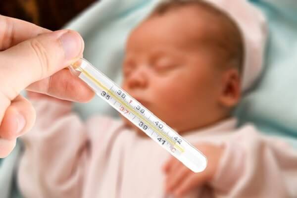 Lá hẹ giúp bé hạ sốt khi mọc răng 36 be-sot