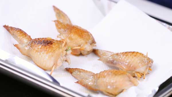 Lạ miệng món cánh gà nhồi rau củ chiên giòn 60 Lạ miệng món cánh gà nhồi rau củ chiên giòn 32