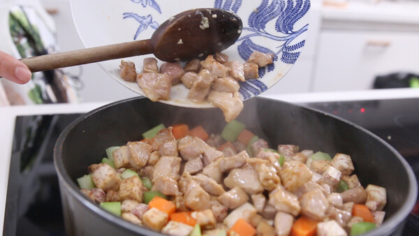 Lạ miệng với món khoai môn xào thịt heo thơm ngon 57 khoai môn xào thịt heo9