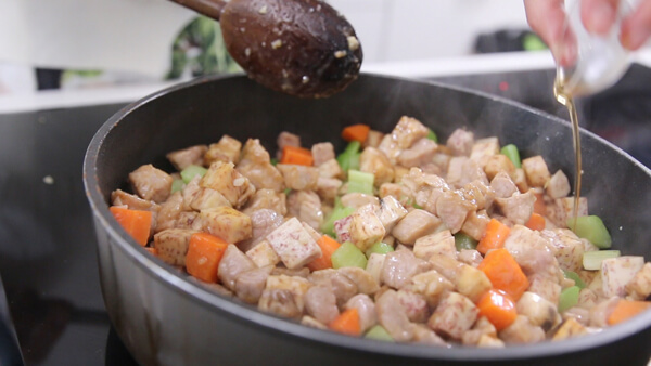 Lạ miệng với món khoai môn xào thịt heo thơm ngon 58 khoai môn xào thịt heo10
