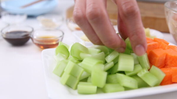 Lạ miệng với món khoai môn xào thịt heo thơm ngon 51 khoai môn xào thịt heo3