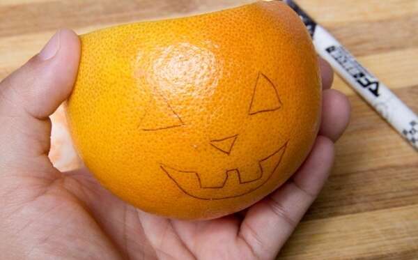 Làm đèn lồng Halloween từ quả cam cho con 45 Làm đèn lồng Halloween từ quả cam cho con 17
