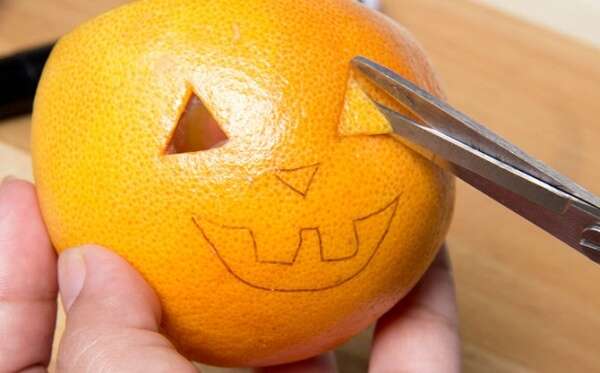 Làm đèn lồng Halloween từ quả cam cho con 46 Làm đèn lồng Halloween từ quả cam cho con 18