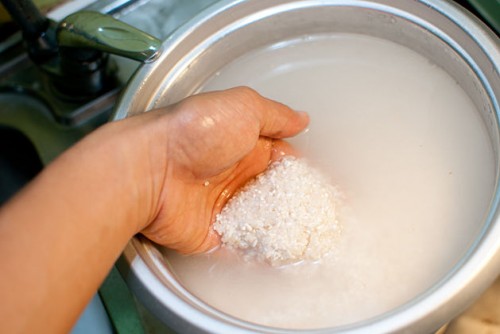 Làm đẹp với nước vo gạo giúp da trắng hồng, sáng mịn 35 lam-dep-voi-nuoc-vo-gao