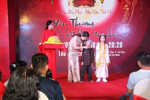 Lễ hội Trung thu 2016 Yêu thương bắt đầu từ chia sẻ: Ngập tràn cảm xúc từ tiếng hát của bé thơ không may 37 Lễ hội Trung thu 2016 Yêu thương bắt đầu từ chia sẻ: Ngập tràn cảm xúc từ tiếng hát của bé thơ không may 9