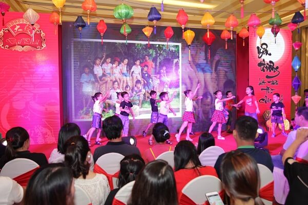 Lễ hội Trung thu 2016 Yêu thương bắt đầu từ chia sẻ: Ngập tràn cảm xúc từ tiếng hát của bé thơ không may 38 Lễ hội Trung thu 2016 Yêu thương bắt đầu từ chia sẻ: Ngập tràn cảm xúc từ tiếng hát của bé thơ không may 10