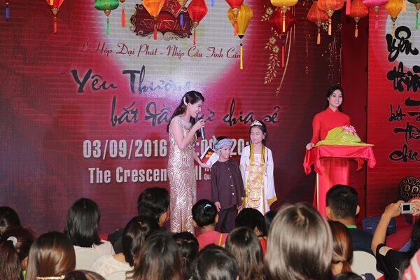 Lễ hội Trung thu 2016 Yêu thương bắt đầu từ chia sẻ: Ngập tràn cảm xúc từ tiếng hát của bé thơ không may 39 Lễ hội Trung thu 2016 Yêu thương bắt đầu từ chia sẻ: Ngập tràn cảm xúc từ tiếng hát của bé thơ không may 11