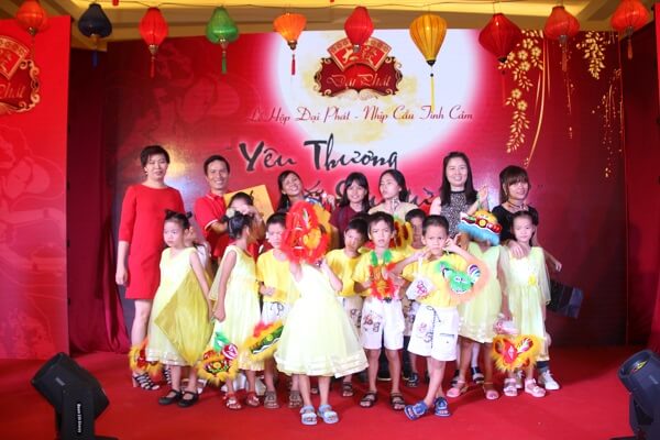 Lễ hội Trung thu 2016 Yêu thương bắt đầu từ chia sẻ: Ngập tràn cảm xúc từ tiếng hát của bé thơ không may 40 Lễ hội Trung thu 2016 Yêu thương bắt đầu từ chia sẻ: Ngập tràn cảm xúc từ tiếng hát của bé thơ không may 12