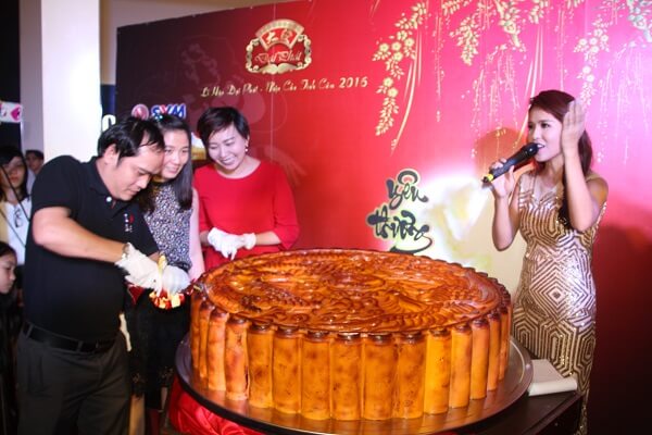 Lễ hội Trung thu 2016 Yêu thương bắt đầu từ chia sẻ: Ngập tràn cảm xúc từ tiếng hát của bé thơ không may 41 Lễ hội Trung thu 2016 Yêu thương bắt đầu từ chia sẻ: Ngập tràn cảm xúc từ tiếng hát của bé thơ không may 13
