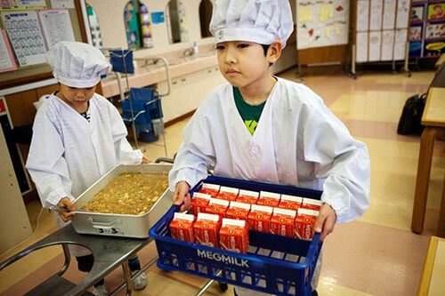 Loạt ảnh thực tế về bữa trưa tại trường tiểu học ở Nhật 20
