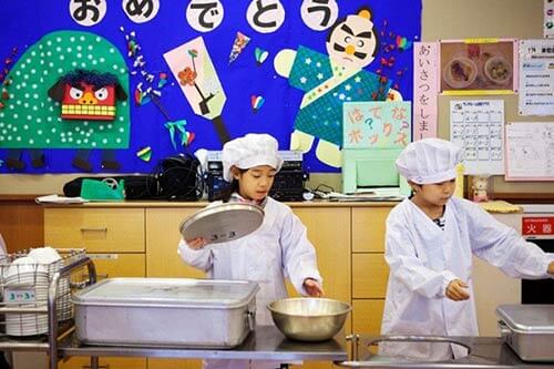 Loạt ảnh thực tế về bữa trưa tại trường tiểu học ở Nhật 21