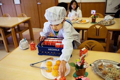 Loạt ảnh thực tế về bữa trưa tại trường tiểu học ở Nhật 22
