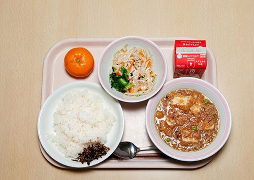 Loạt ảnh thực tế về bữa trưa tại trường tiểu học ở Nhật 26