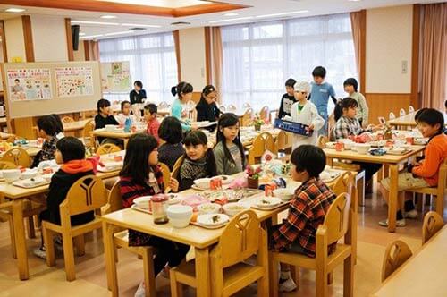Loạt ảnh thực tế về bữa trưa tại trường tiểu học ở Nhật 28