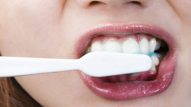 Mảng bám chẳng còn, răng trắng sáng bất ngờ chỉ nhờ loại nước lành lạnh này 8