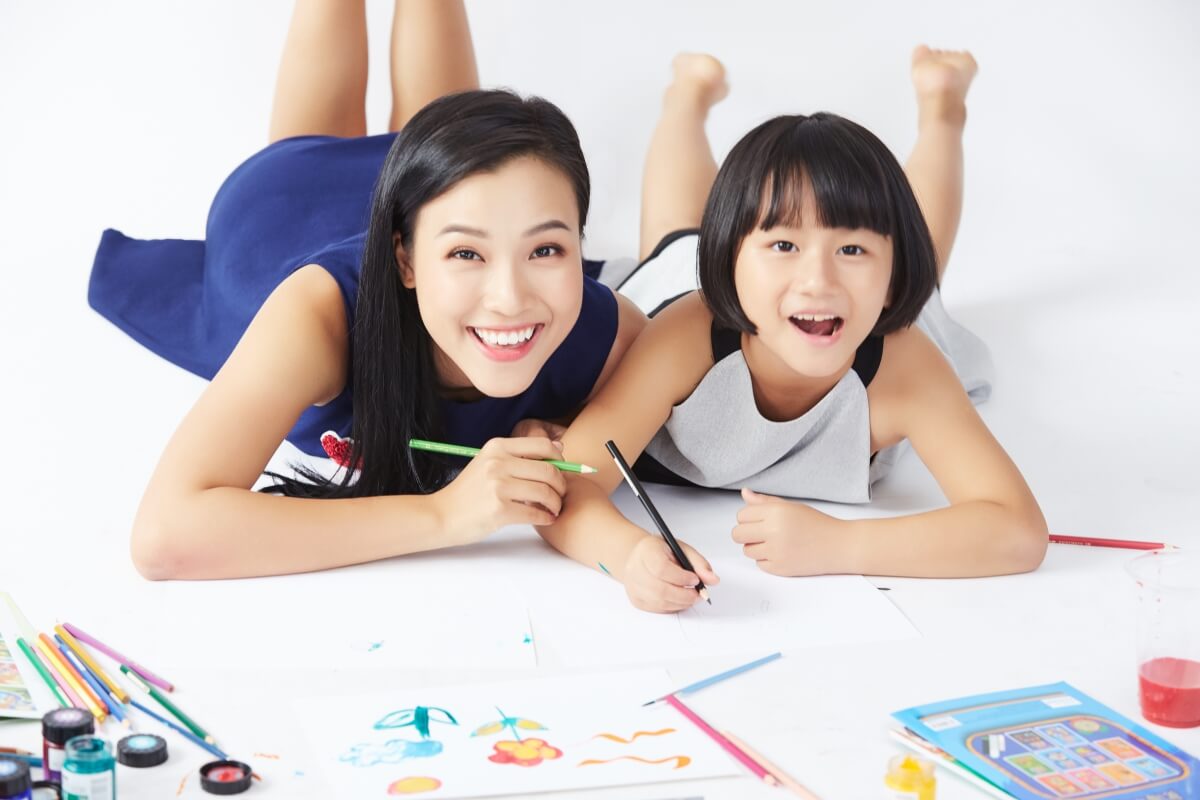 MC Hoàng Oanh tạo dáng cùng con gái đỡ đầu ở làng SOS 11