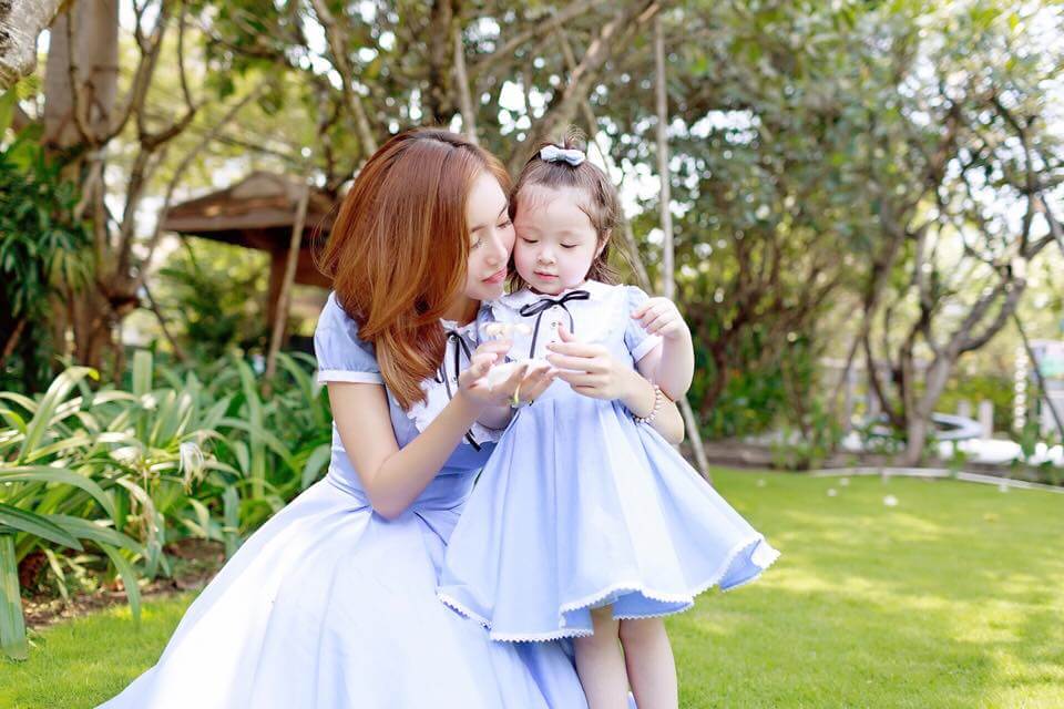 Mẹ con Elly Trần lại gây thương nhớ với tông màu xanh yên ả 43 Mẹ con Elly Trần lại gây thương nhớ với tông màu xanh yên ả 15