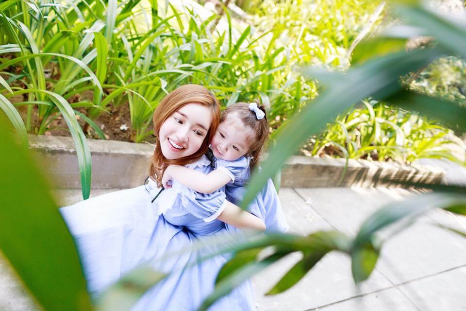 Mẹ con Elly Trần lại gây thương nhớ với tông màu xanh yên ả 47 Mẹ con Elly Trần lại gây thương nhớ với tông màu xanh yên ả 19