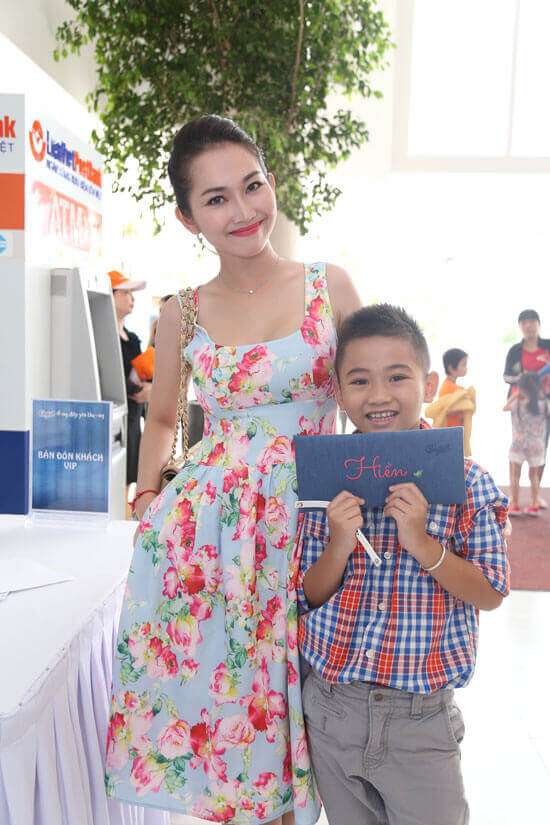Mẹ con Kim Hiền tíu tít chụp ảnh “Đong đầy yêu thương” 41 Comfort đong đầy yêu thương