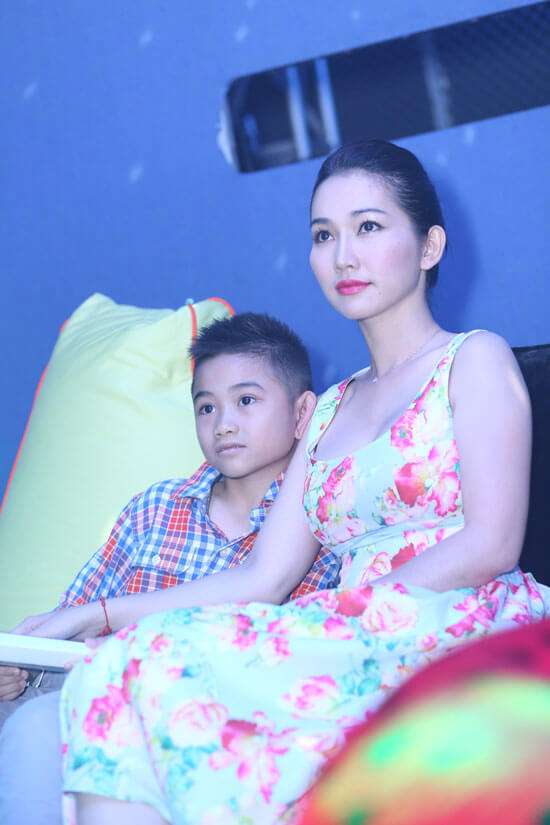Mẹ con Kim Hiền tíu tít chụp ảnh “Đong đầy yêu thương” 42 Comfort đong đầy yêu thương
