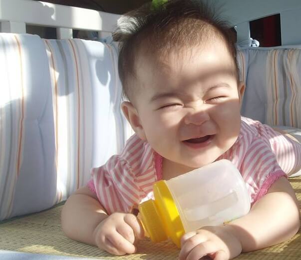 Không để ánh nắng chiếu trực tiếp vào mặt và mắt bé