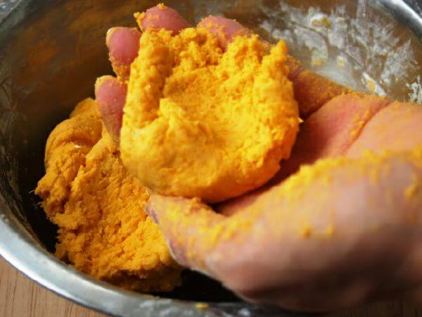 Mẹ làm bánh bí đỏ giòn thơm cho bé măm sáng 62 bánh bí đỏ9