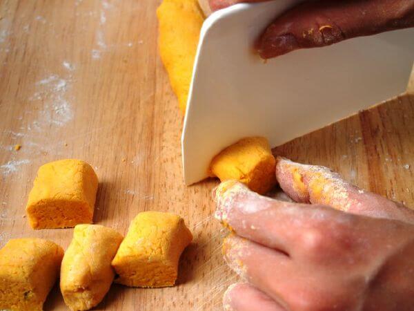 Mẹ làm bánh bí đỏ giòn thơm cho bé măm sáng 66 bánh bí đỏ03