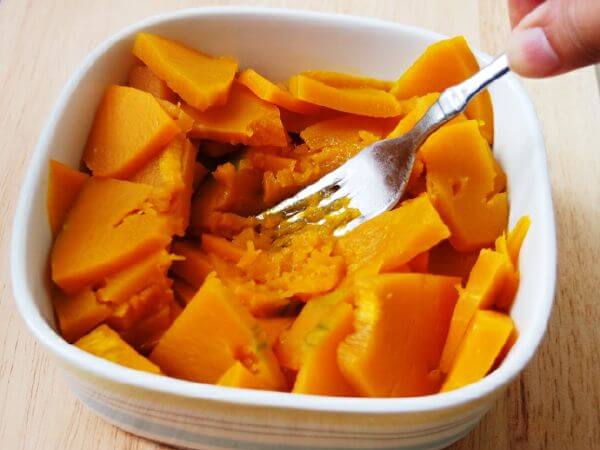 Mẹ làm bánh bí đỏ giòn thơm cho bé măm sáng 58 bánh bí đỏ5