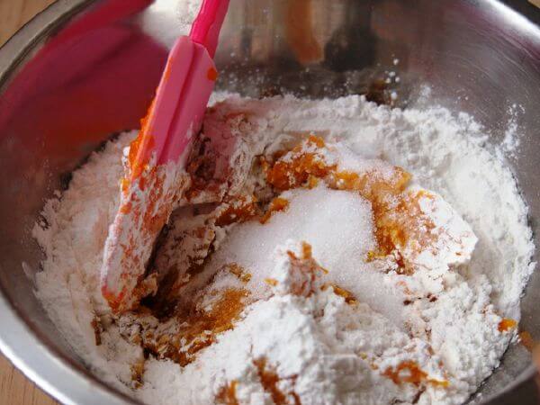 Mẹ làm bánh bí đỏ giòn thơm cho bé măm sáng 60 bánh bí đỏ7
