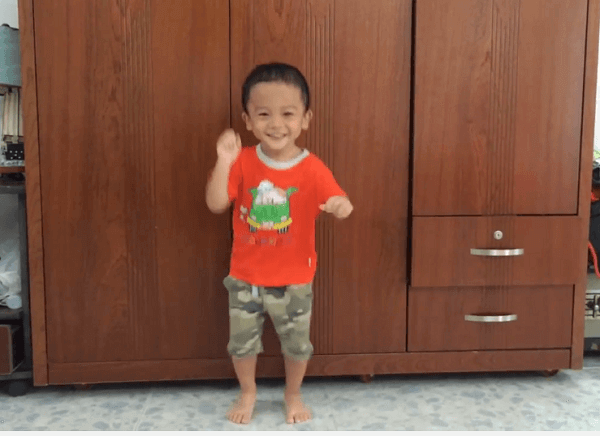 Mẹ và bé hào hứng “cover” Điệu nhảy thơm mát tựu trường 39 Mẹ và bé hào hứng “cover” Điệu nhảy thơm mát tựu trường 11