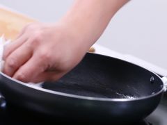 Mẹo khéo làm món trứng cuộn 2 lớp trắng vàng đẹp mắt cho bé ngon cơm 51 Mẹo khéo làm món trứng cuộn 2 lớp trắng vàng đẹp mắt cho bé ngon cơm 25
