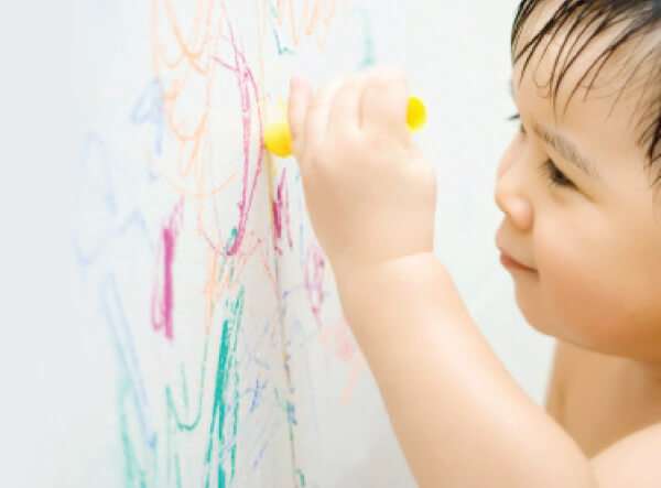 Mẹo tẩy sạch vết bút chì sáp