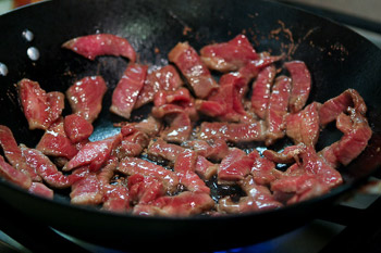 xao-mi-thit-bo-rau-cai-gion-gion-cho-bua-trua