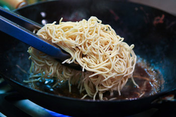 xao-mi-thit-bo-rau-cai-gion-gion-cho-bua-trua
