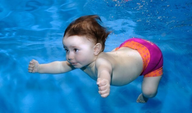 Mùa hè, cho con đi bơi mẹ cần ghi nhớ những điều này 5