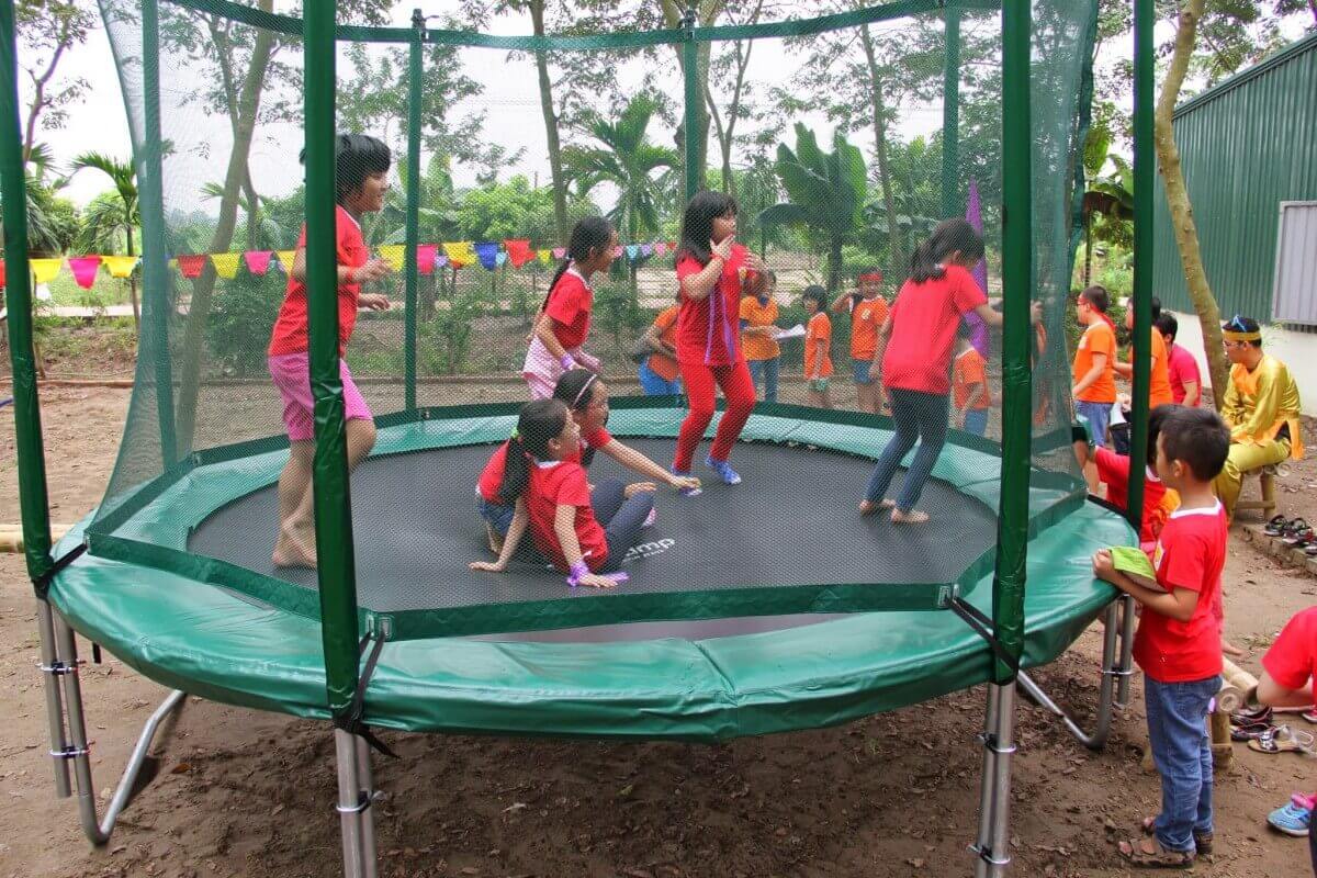 Mỹ: Bé trai gãy cả hai chân chỉ vì chơi bạt nhún 7