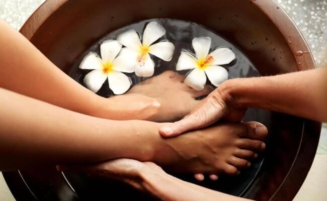 Ngâm chân bằng nuớc muối ấm và những công dụng ít người biết 9