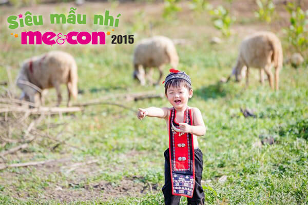 ngam-hai-cau-be-co-tao-hinh-doc-dao-trong-trang-phuc-tho-cam-dan-toc