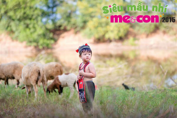 ngam-hai-cau-be-co-tao-hinh-doc-dao-trong-trang-phuc-tho-cam-dan-toc