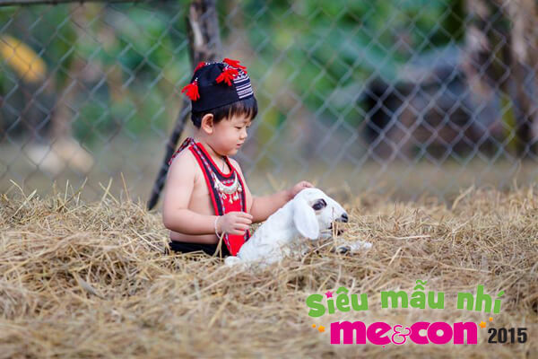 ngam-hai-cau-be-co-tao-hinh-doc-dao-trong-trang-phuc-tho-cam-dan-toc