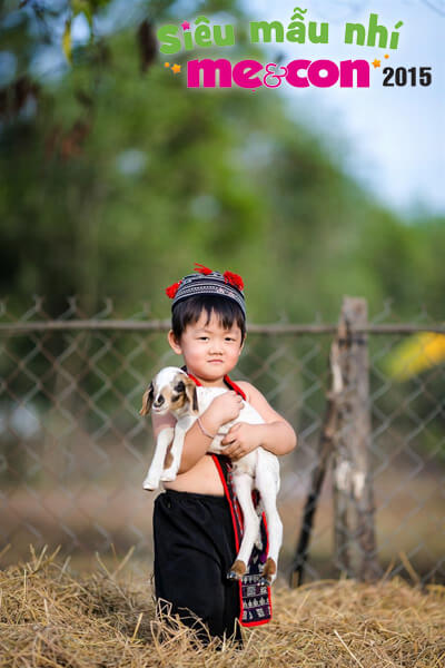ngam-hai-cau-be-co-tao-hinh-doc-dao-trong-trang-phuc-tho-cam-dan-toc