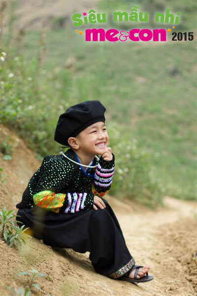 ngam-hai-cau-be-co-tao-hinh-doc-dao-trong-trang-phuc-tho-cam-dan-toc