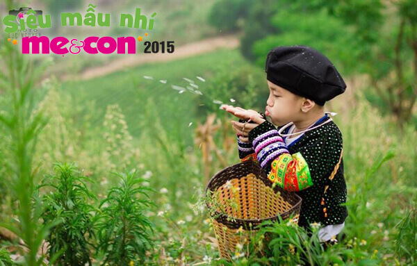 ngam-hai-cau-be-co-tao-hinh-doc-dao-trong-trang-phuc-tho-cam-dan-toc