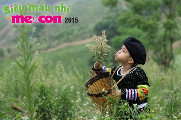 ngam-hai-cau-be-co-tao-hinh-doc-dao-trong-trang-phuc-tho-cam-dan-toc