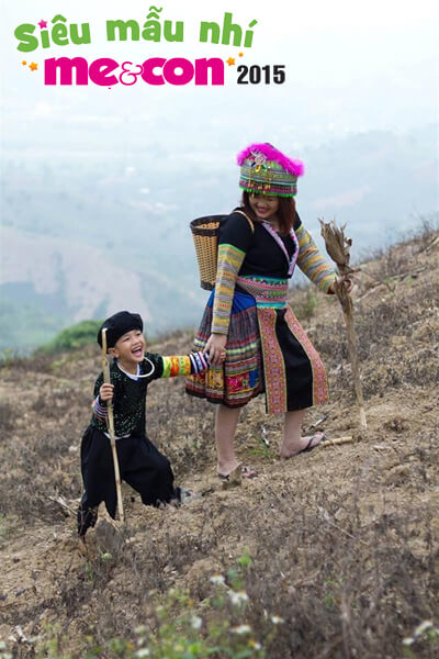 ngam-hai-cau-be-co-tao-hinh-doc-dao-trong-trang-phuc-tho-cam-dan-toc
