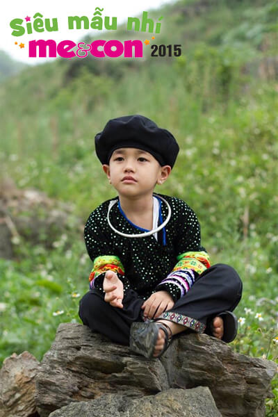 ngam-hai-cau-be-co-tao-hinh-doc-dao-trong-trang-phuc-tho-cam-dan-toc