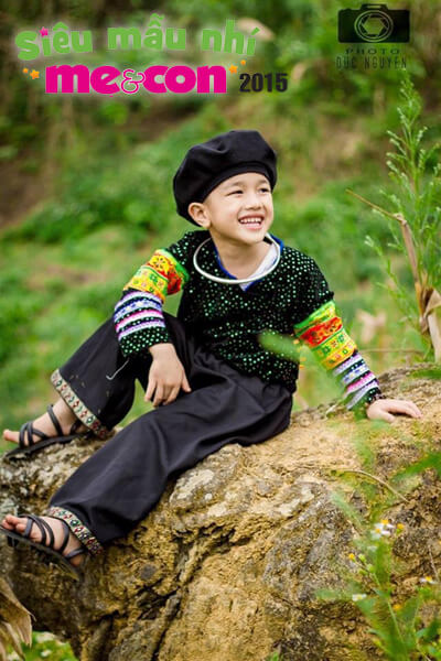 ngam-hai-cau-be-co-tao-hinh-doc-dao-trong-trang-phuc-tho-cam-dan-toc